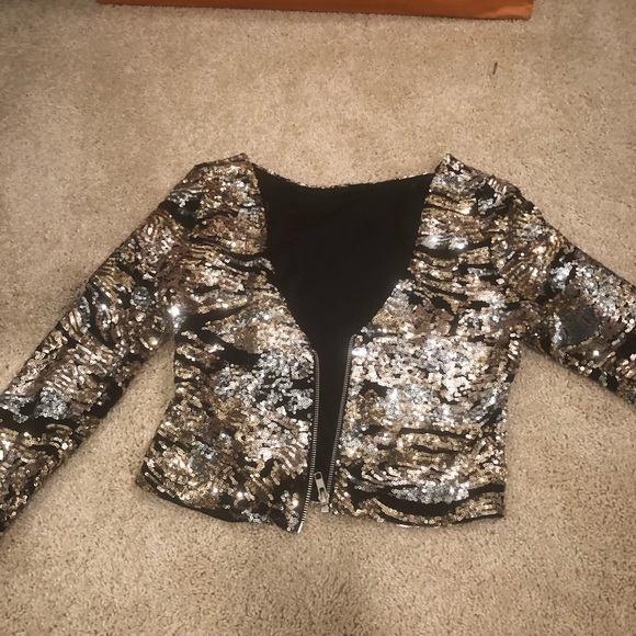 Tops - Beautiful cropped sequins jacket. WOW! BNWT MEDIUM
